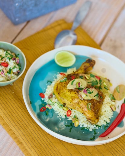Pollo asado con ciruelas, cuscús de pistacho y menta.