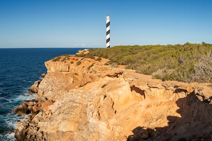 El faro de la Punta de Moscarter, a las afueras de Portinatx.