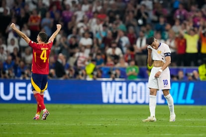 Nacho celebra la victoria de España ante un cariacontecido Kylian Mbappe.