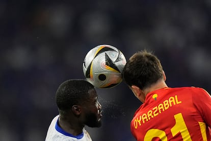 Dayot Upamecano y Mikel Oyarzabal, pugnan por el balón.