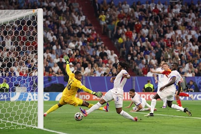 Disparo de Dani Olmo que pega en el defensa francés Kounde en la jugada que ha supuesto el segundo gol de España.