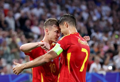 Dani Olmo celebra con Alvaro Morata el segundo gol de la selección española.