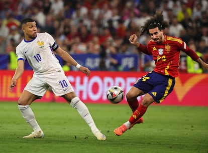 Kylian Mbappé y Marc Cucurella pugnan por el balón.