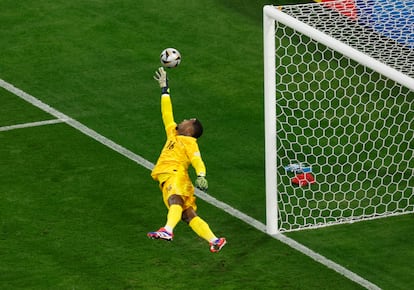 Mike Maignan se estira de manera infructuosa en el gol de Lamine Yamal.