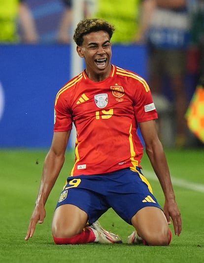 Lamine Yamal celebra su gol frente a Francia.