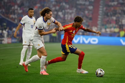 El delantero de la selección española Lamine Yamal escapa de Adrien Rabiot.