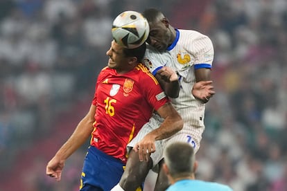 Rodri y Randal Kolo Muani pugnan por el balón.