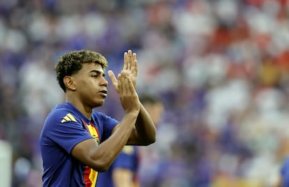 Lamine Yamal aplaude a los aficionados españoles congregados en el estadio de Munich.