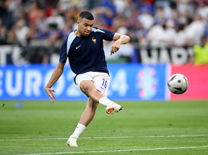 Kylian Mbappe calienta en el estadio de Munich.