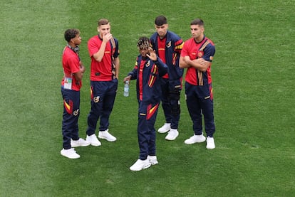Los jugadores de la selección española charlan en los prolegómenos del partido.