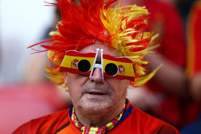 Un aficionado español, en el estadio de Munich donde se celebra la semifinal entre España y Francia.