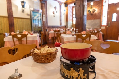 Una fondue de queso, en el interior del restaurante La Fondue de Tell.