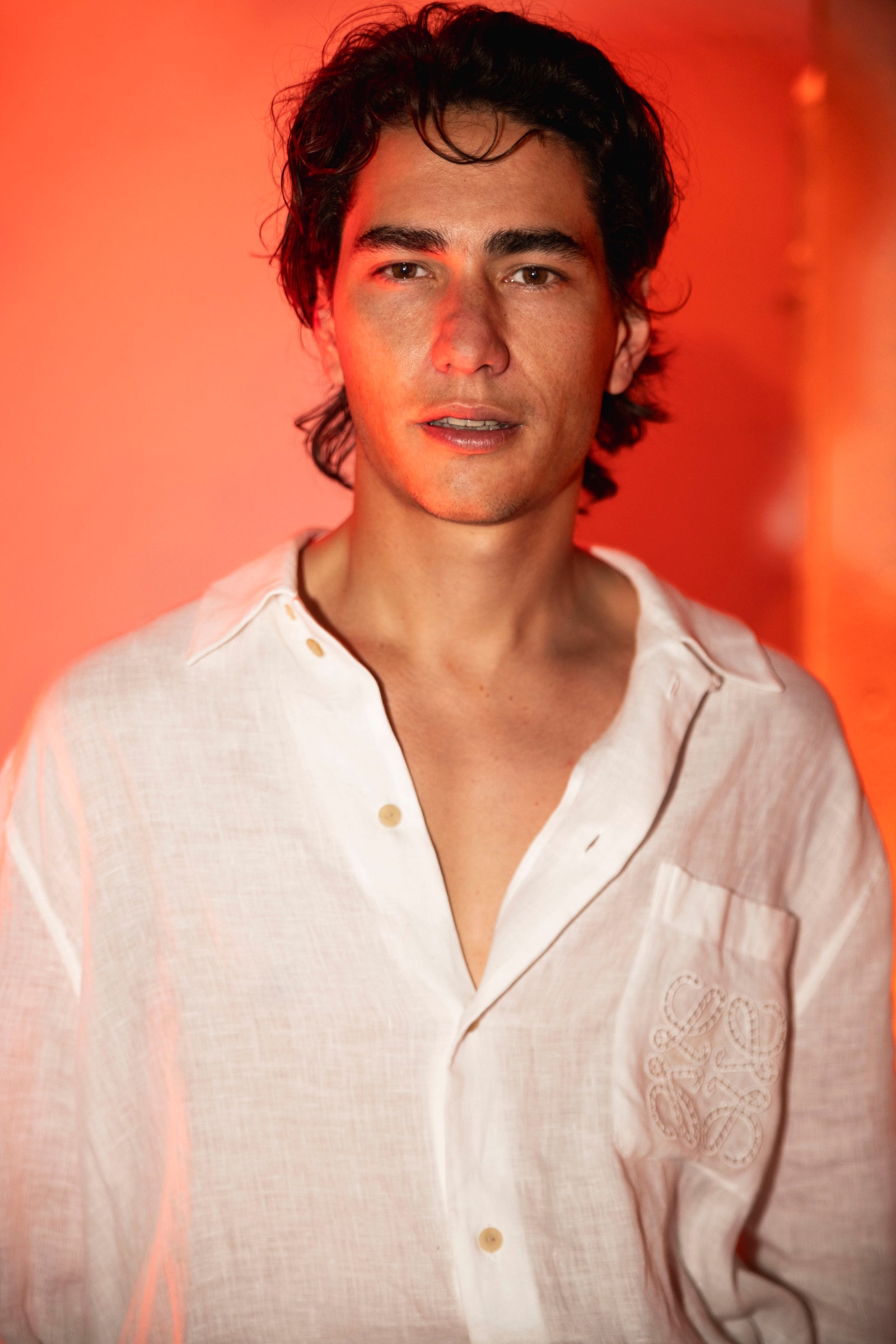 Enzo Vogrincic con camisa de la colección Paula's Ibiza de LOEWE.