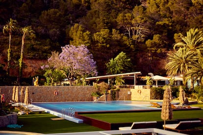 Además de una piscina exterior y otra interior, el hotel ofrece hasta 46 actividades deportivas.