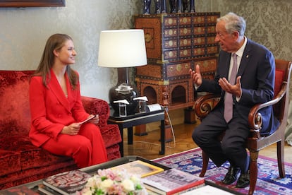 La Princesa de Asturias, Leonor de Borbón, conversa con el Presidente de Portugal, Marcelo Rebelo de Sousa, en el Palacio de Belem.
