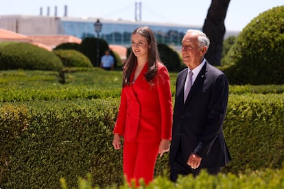 La Princesa de Asturias, Leonor de Borbón,camina junto al Presidente de Portugal, Marcelo Rebelo de Sousa, en los jardines del Palacio de Belem.
