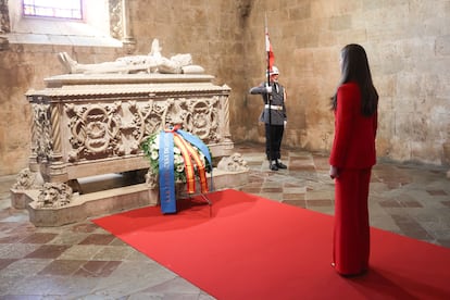 La princesa de Asturias Leonor de Borbón deposita una ofrenda floral ante la tumba de Luis de Camões durante su visita al Monasterio de los Jerónimos de Lisboa.