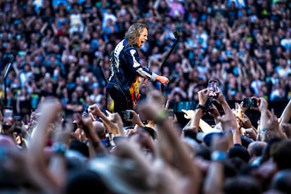 Kirk Hammett saludando al público que llenó el Metropolitano: 65.000 personas. 