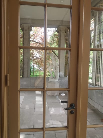 Puerta a la galería exterior de la villa de Wannsee.
