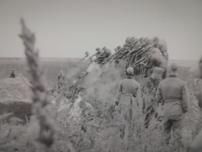 Foto de miembros del Einsatzgruppe D fusilando judíos, en museo de la villa de Wannsee..