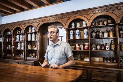 El director del Museo de la Siderurgia y la Minería, Roberto Fernández Fernández, en la antigua botica del complejo minero, el 6 de junio.