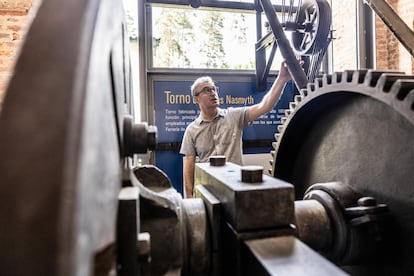 El director del museo muestra algunas de la piezas.