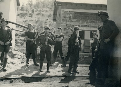Mineros de la empresa Hullera Vasco Leonesa, esperando a su turno de trabajo, en una imagen de los años cincuenta del siglo XX.
