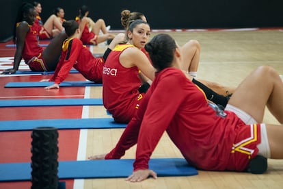 Mariona Ortiz, de cara, conversa con María Conde antes del entrenamiento.