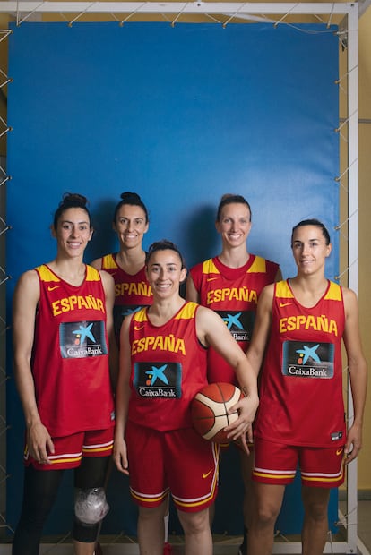 Silvia Domínguez (centro), entre María Conde (izquierda) y Queralt Casas (derecha). En segundo término, Alba Torrens (izquierda) y Laura Gil.