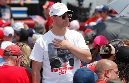 Un simpatizante de Trump viste una camiseta con la imagen policial del expresidente.