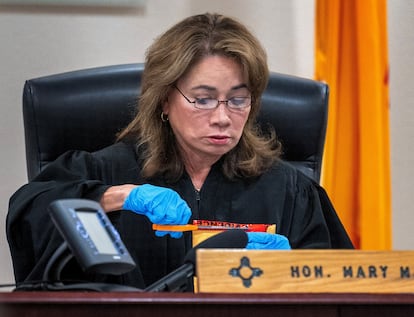 La jueza Mary Marlowe Sommer abre el paquete que contiene las balas proporcionadas en marzo por Troy Teske.