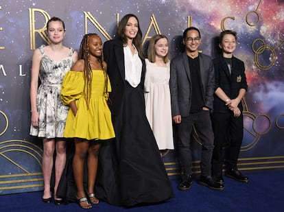 Angelina Jolie, junto a cinco de sus seis hijos en un estreno en Londres, en 2021: desde la izquierda, Shiloh, Zahara, Angelina, Vivienne, Maddox y Knox.