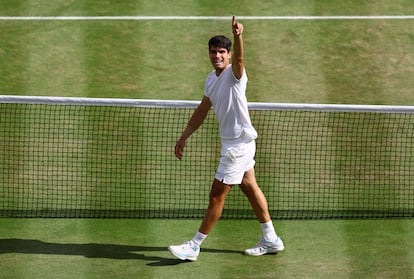 El murciano saluda a la grada tras su victoria en Wimbledon.