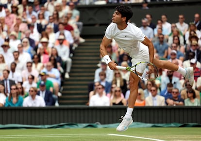 El murciano Carlos Alcaraz tras golpear la bola ante Novak Djokovic, este domingo.
