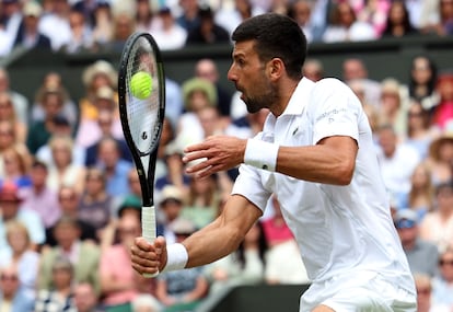 El tenista serbio golpea lo bola, durante la final de Wimbledon.