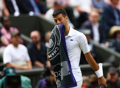 Djokovic se limpia el sudor con una toalla, este domingo durante al final de Wimbledon.