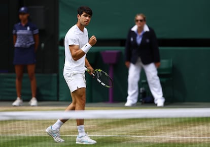 El español Carlos Alcaraz reacciona durante la final de Wimbledon.