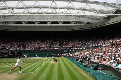 Djokovic y Alcaraz, durante la final de Wimbledon en la pista central del All England Club.