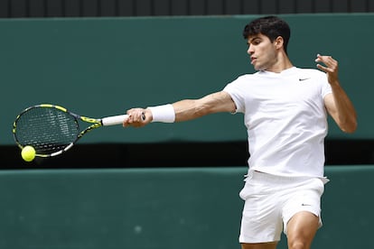 Carlos Alcaraz golpea la bola, este domingo durante la final de Wimbledon.