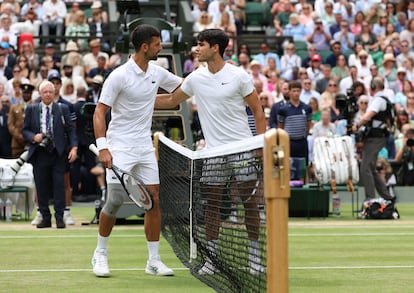 Carlos Alcaraz y Novak Djokovic se saludan minutos antes del comienzo de la final de Wimbledon, este domingo.