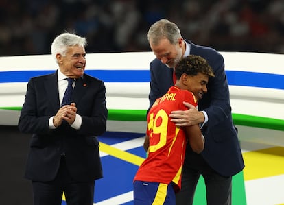 El rey Felipe saluda a Lamine Yamal durante la entrega de trofeos. 