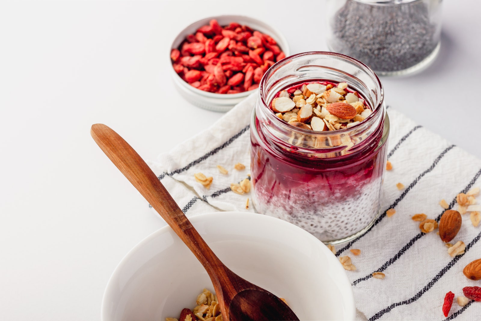 Pudin con semillas de chía y bayas de goji