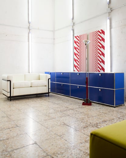 En la nave vallecana de AoC.design pueden encontrarse algunas de las mejores piezas del siglo XX. En la foto: un aparador USM Haller, un sofá LC2 de Le Corbusier y Charlotte Perriand editado por Cassina, una de las lámparas Toio diseñadas por Achille y Pier Giacomo Castiglioni para Flos, y dos de los paneles de Alexander Girald editados por Vitra.