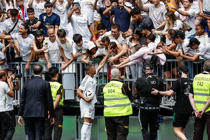 Mbappé saluda a los aficionados durante su presentación en el Santiago Bernabéu. 