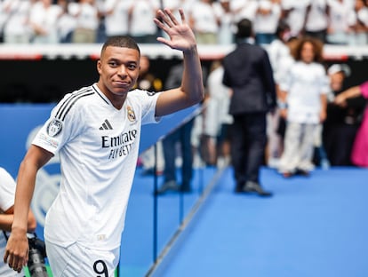 Mbappé saluda a la afición en el Santiago Bernabéu.