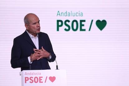 Manuel Chaves, durante su rueda de prensa este jueves en la sede del PSOE en Sevilla.