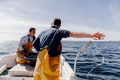 Yessica Martínez y Jose González echan un aparejo de pesca llamado palangre, muy usado en el mar Menor.