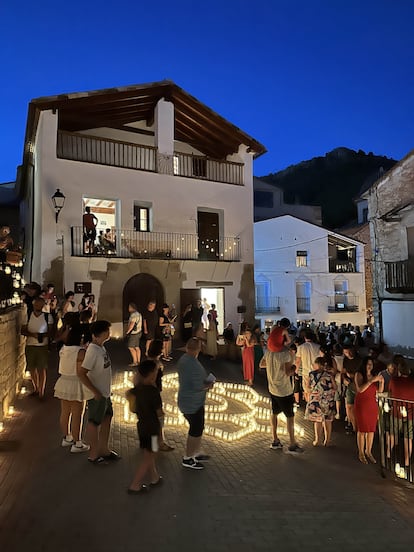 La Noche de las Velas, del 2023, en la plaza del Cuadrante de Titaguas, donde se ubica la Casa de las Luces, en una imagen cedida por el Ayuntamiento.