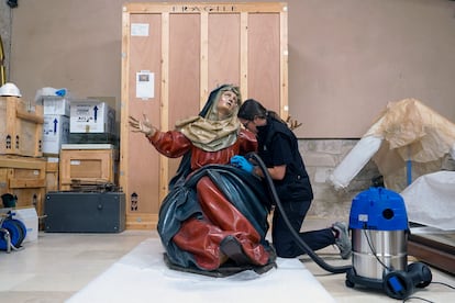 Técnicos de la Fundación Las Edades del Hombre trabajan en las tallas de Vera Cruz. 
