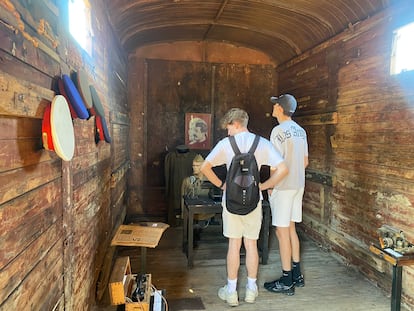Dos visitantes, en el interior del tren donde se expone la memoria de los deportados por Stalin.